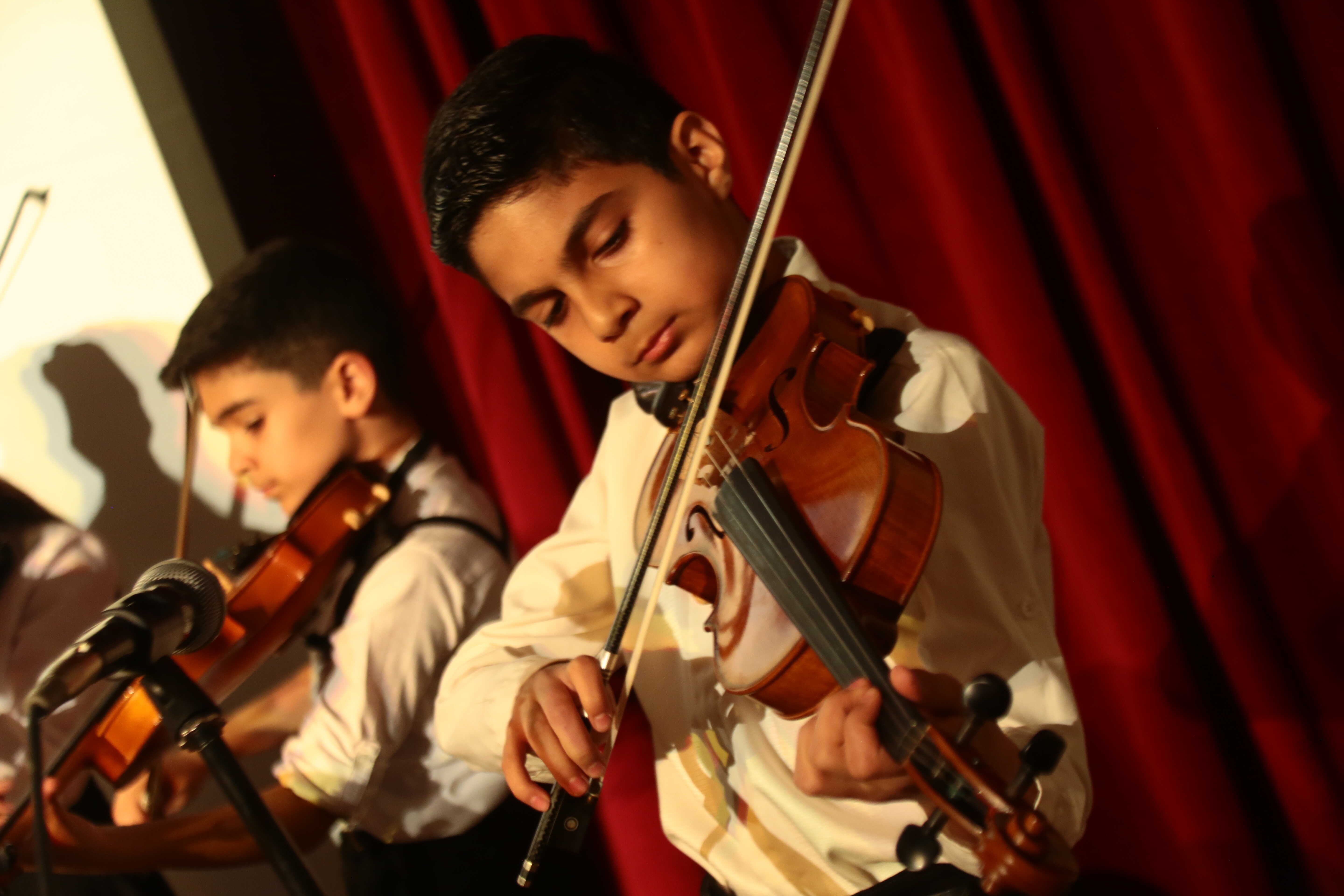 استعداد یابی و آموزش کودکان 3تا 8 سال برای ارکستر داخلی و خارجی  همه روزه در آموزشگاه موسیقی اردیبهشت