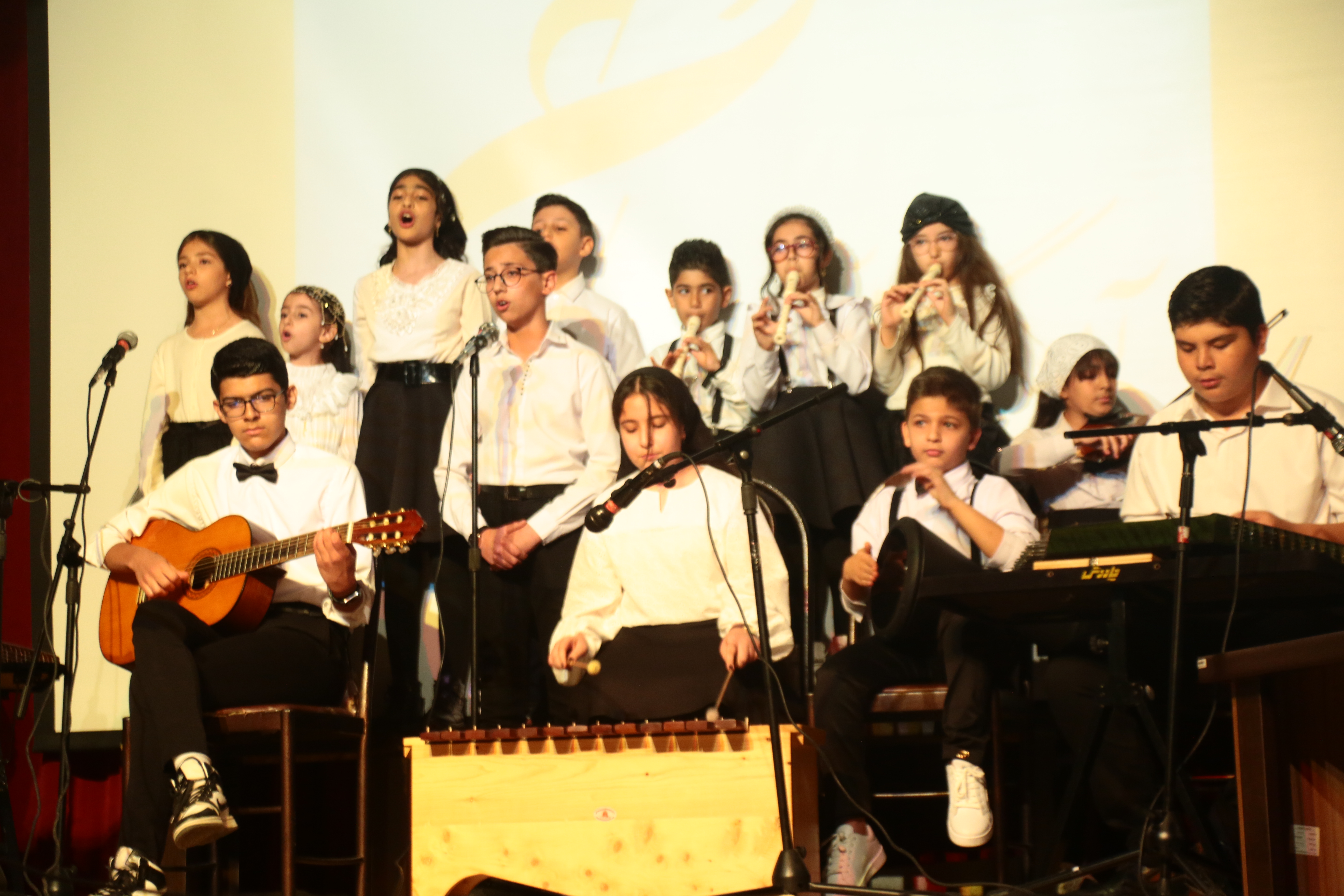 اجرای گروه نهال و جوانه آموزشگاه اردیبهشت شیراز